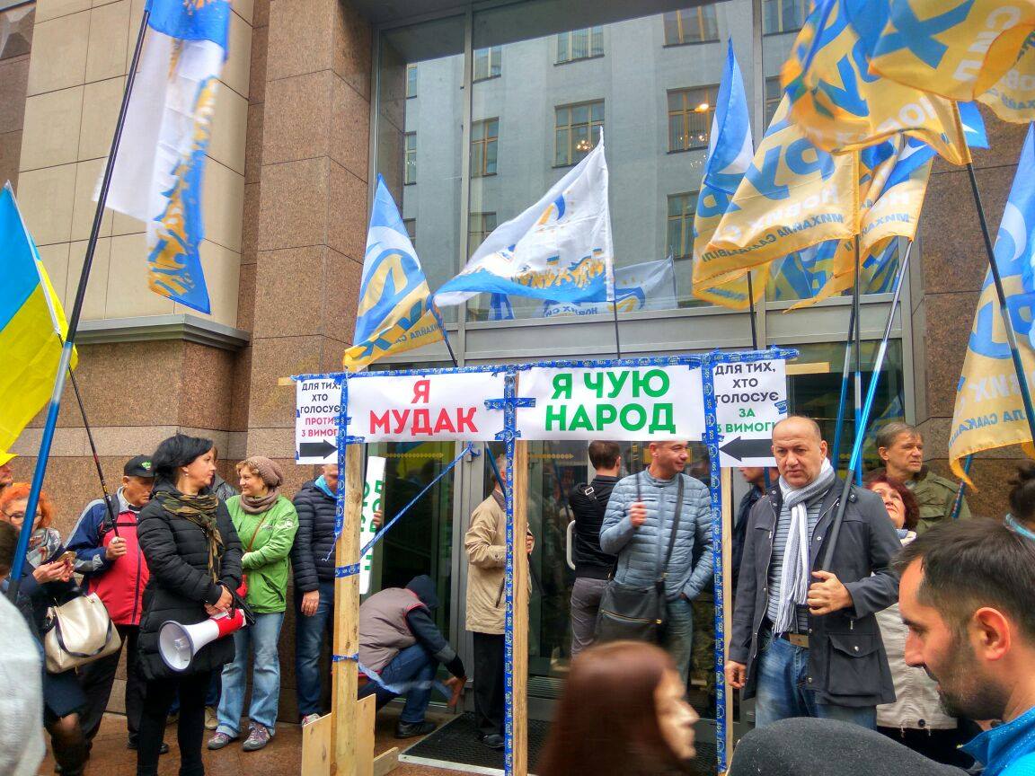 Нардепа Гончаренко забросали яйцами возле Верховной Рады
