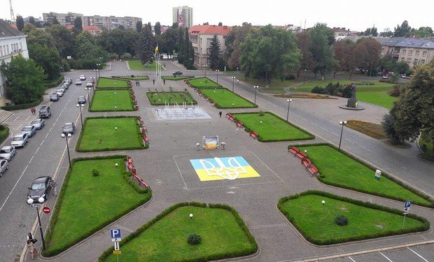 Перед зданием Закарпатской ОГА в Ужгороде создали трезубец из трех тысяч хризантем