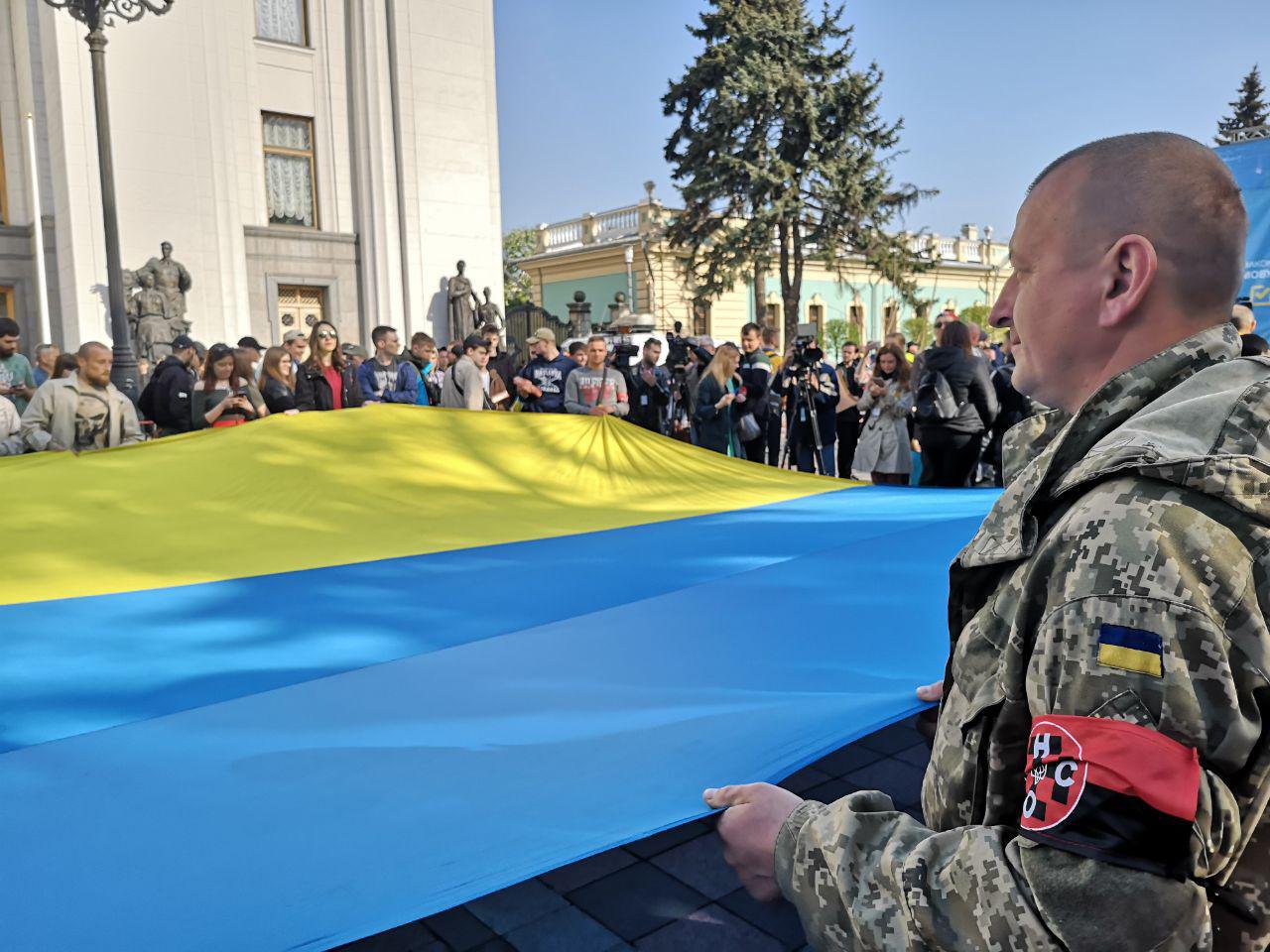 Под Верховной Радой проходит акция в поддержку языкового закона