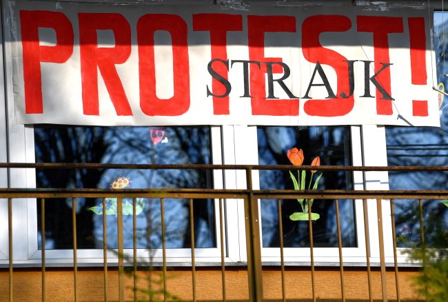 Польские учителя не ходят в школы: Почему протестуют педагоги и чего они добиваются