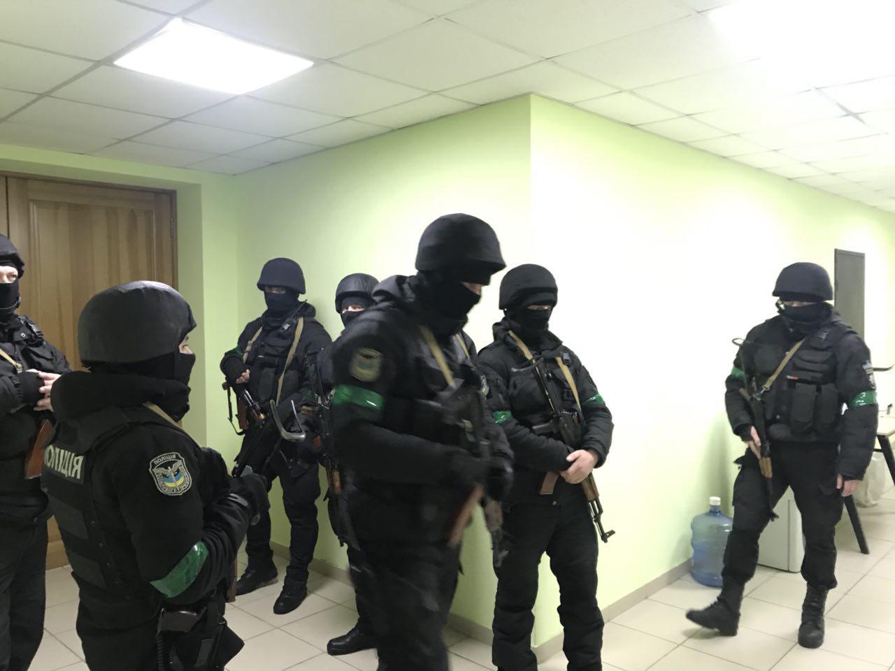 Полиция проводит обыски на базе Нацкорпуса на территории завода АТЭК в Киеве