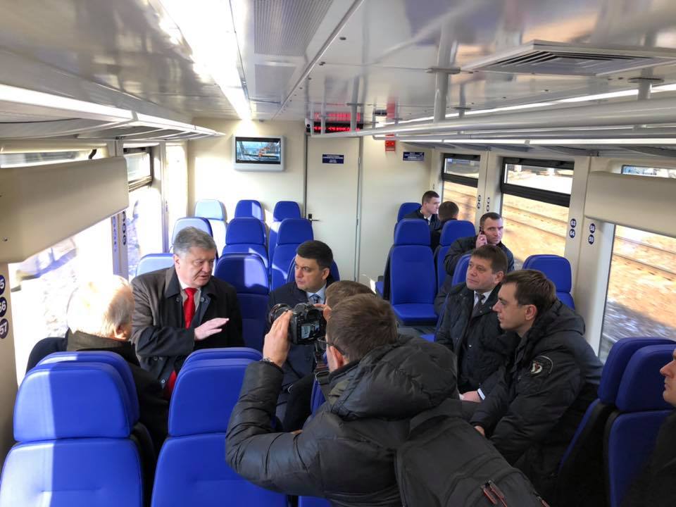 Порошенко и Гройсман проехались на рельсовом автобусе по новому ж/д маршруту из Киева в Борисполь (видео)