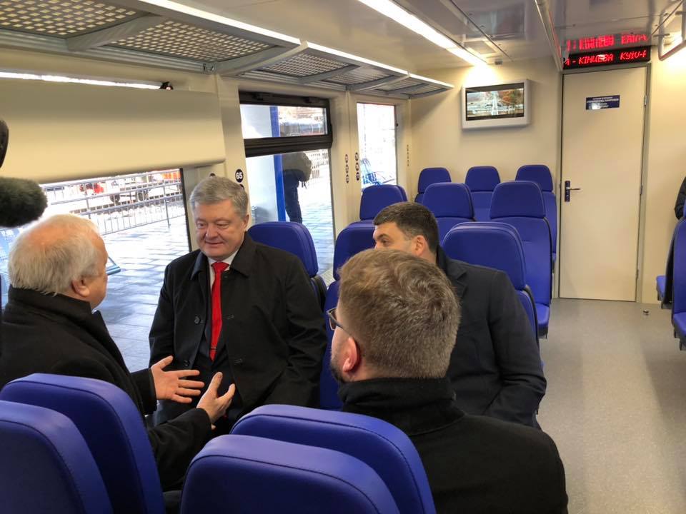 Порошенко и Гройсман проехались на рельсовом автобусе по новому ж/д маршруту из Киева в Борисполь (видео)