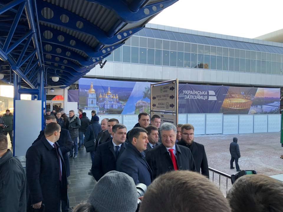 Порошенко и Гройсман проехались на рельсовом автобусе по новому ж/д маршруту из Киева в Борисполь (видео)