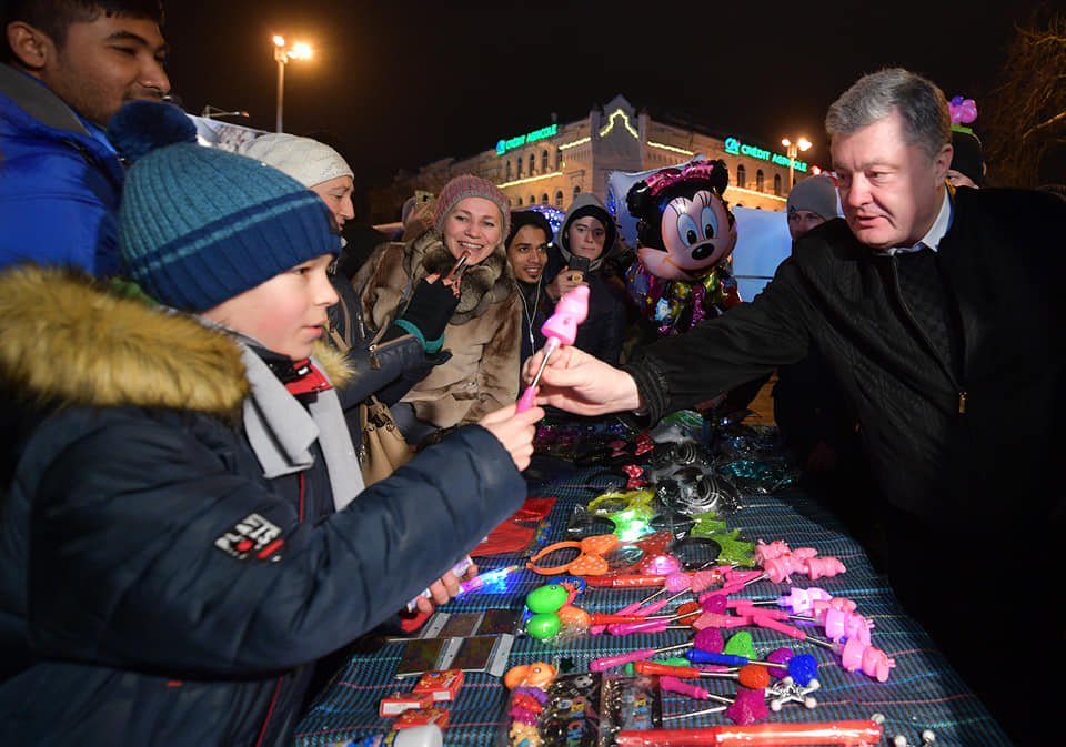 Президент Порошенко пришел встречать Новый год на Софиевскую площадь