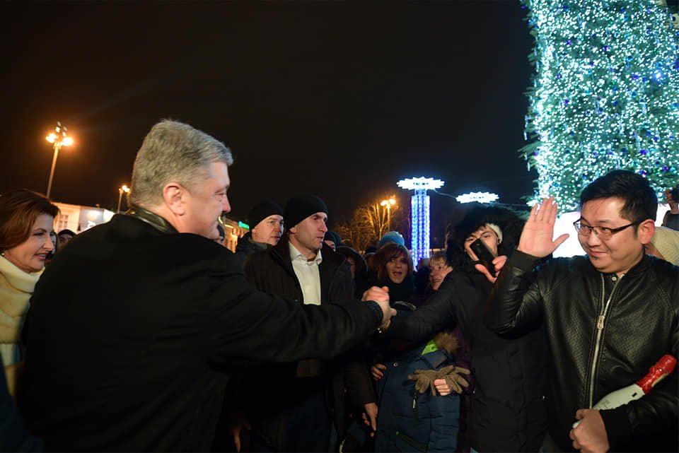 Президент Порошенко пришел встречать Новый год на Софиевскую площадь