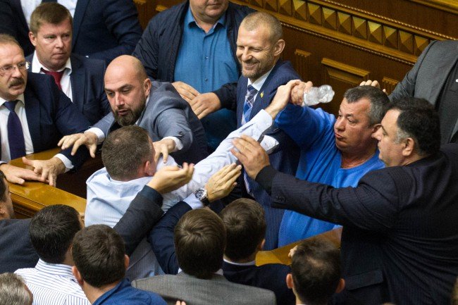 Рада приняла за основу проект о реинтеграции Донбасса, изъяв из него норму о минских договоренностях