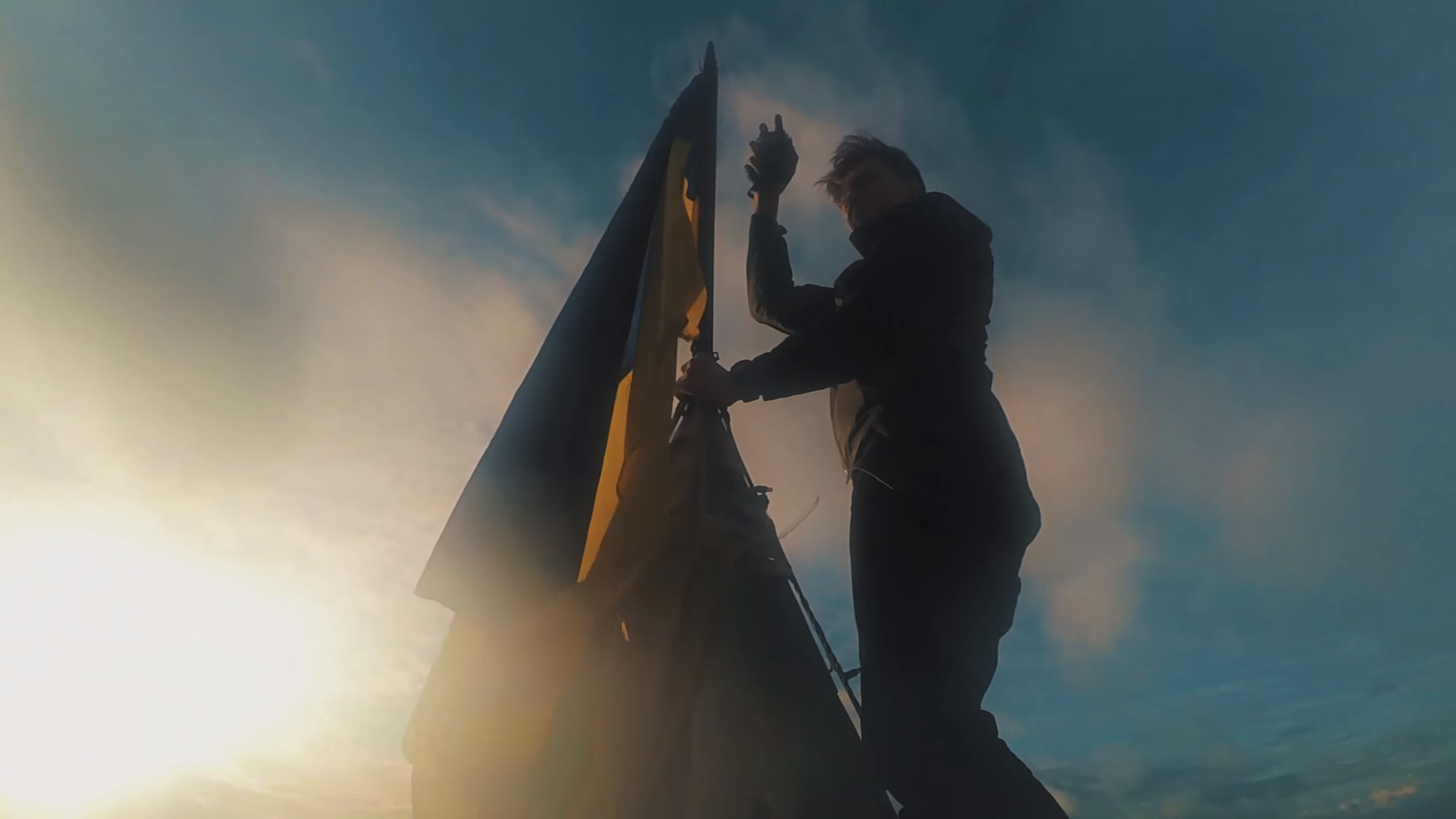 Руфер установил украинский флаг на доме со звездой на Крещатике