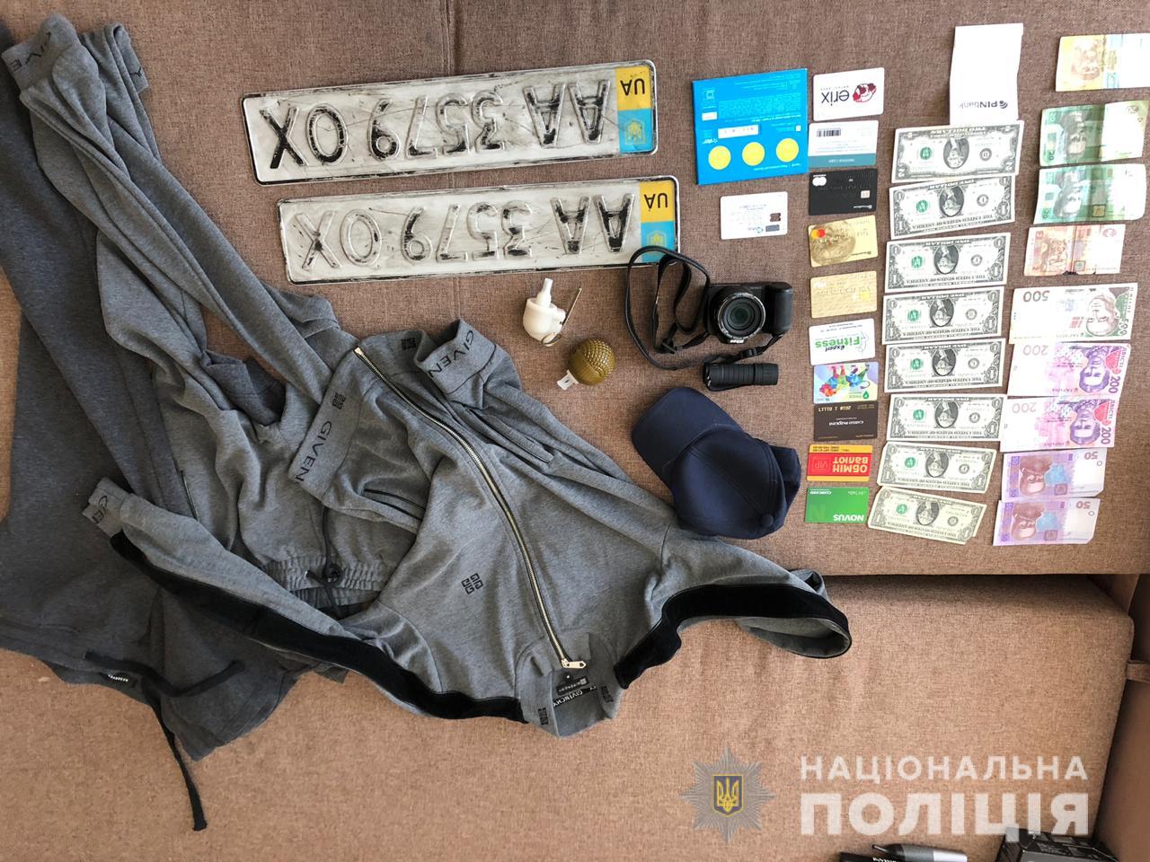 Угрожали расправой и обворовывали: В Киеве, Виннице и Черкасской области задержали банду с оружием
