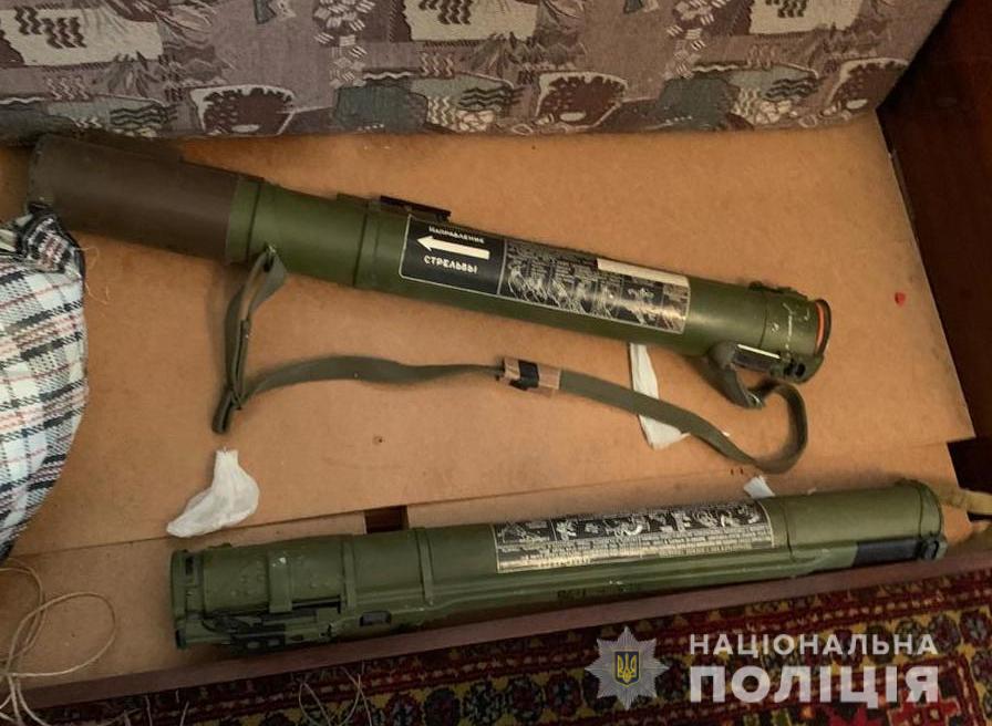 Угрожали расправой и обворовывали: В Киеве, Виннице и Черкасской области задержали банду с оружием