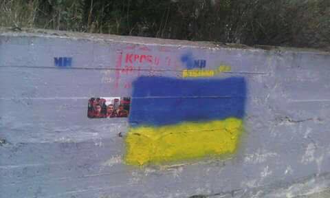 В аннексированном Крыму над мечетью вывесили украинский флаг