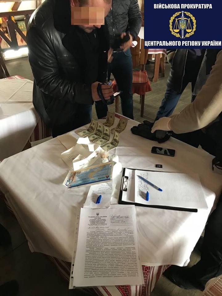 В Борисполе на взятке задержали главных инспекторов таможни