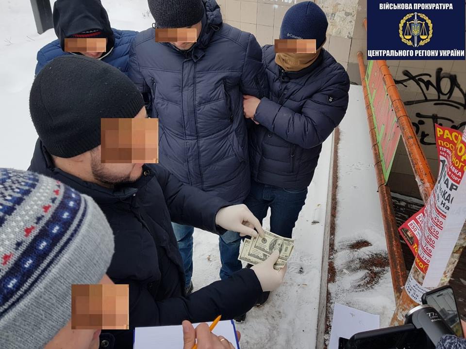 В Борисполе на взятке задержали главных инспекторов таможни