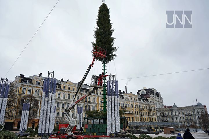 В центре Киева начали устанавливать главную новогоднюю елку Украины