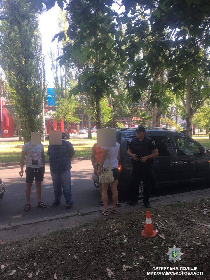 В центре Николаева водители устроили перестрелку на глазах у детей, ждущих автобус