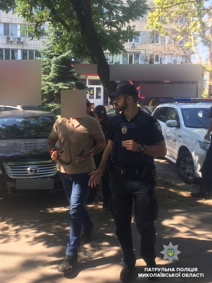 В центре Николаева водители устроили перестрелку на глазах у детей, ждущих автобус