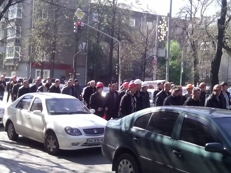 В Киеве более тысячи митингующих шахтеров вплотную приблизились к зданию АП