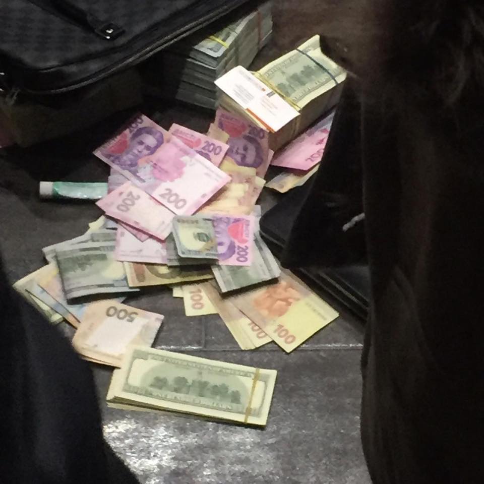 В Киеве двух руководителей Укргазвидобування задержали во время получения отката в 9 млн гривен