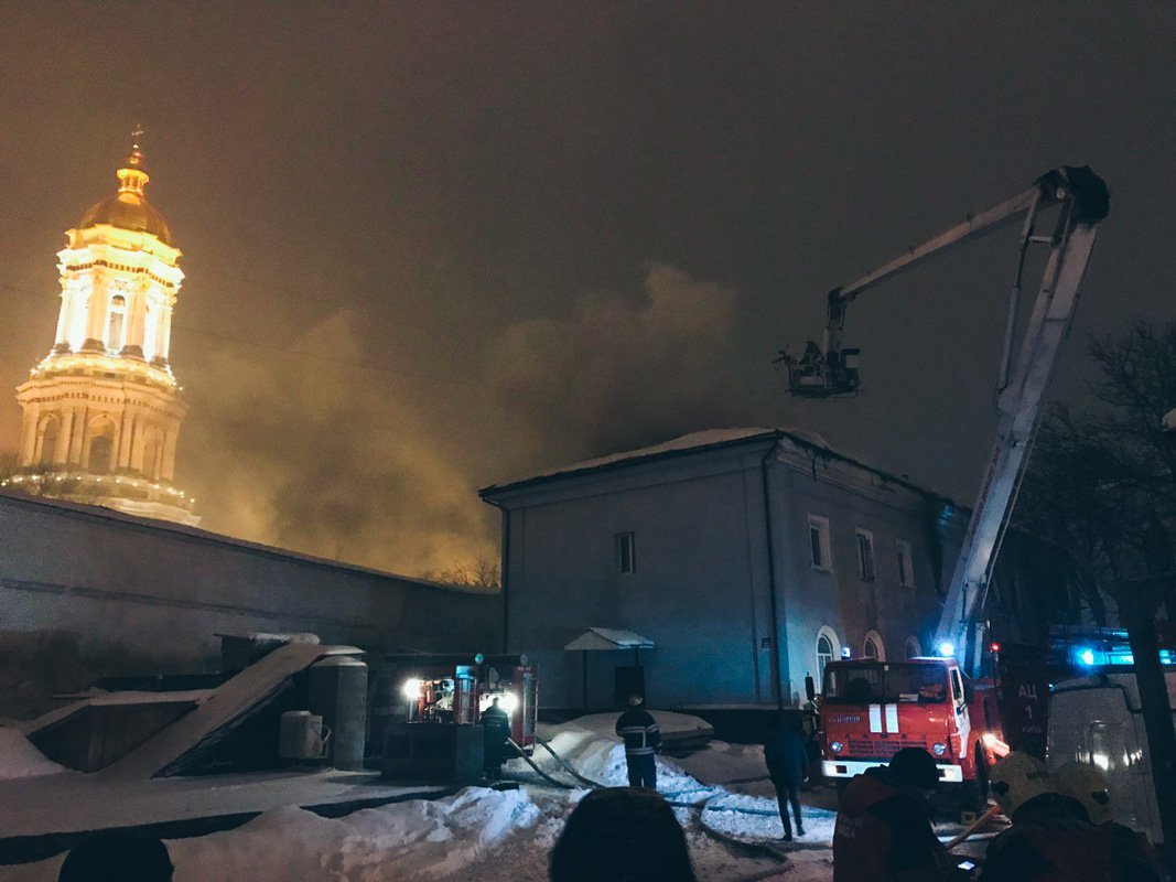 В Киеве горит одно из зданий комплекса Киево-Печерской лавры