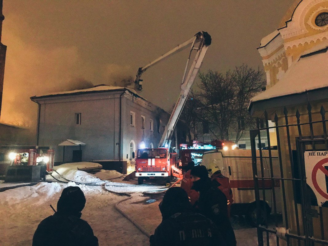 В Киеве горит одно из зданий комплекса Киево-Печерской лавры