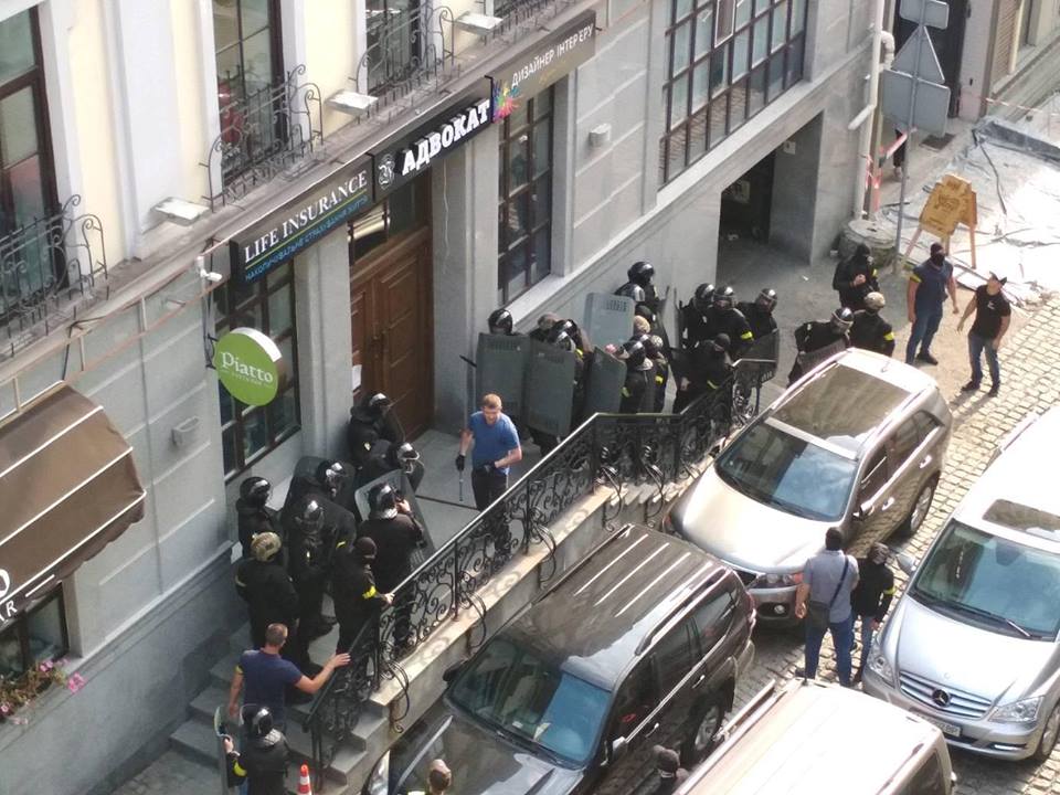 В Киеве группа мужчин в темной одежде пыталась захватить здание на Воздвиженке, 18 человек задержаны