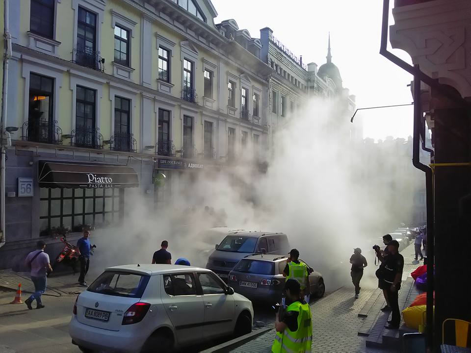 В Киеве группа мужчин в темной одежде пыталась захватить здание на Воздвиженке, 18 человек задержаны