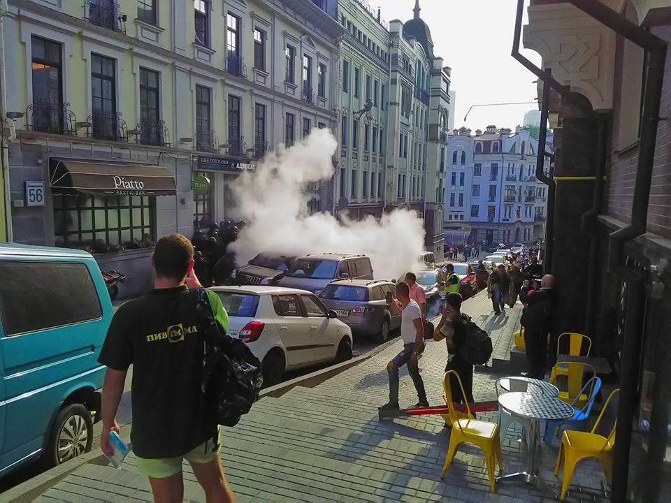 В Киеве группа мужчин в темной одежде пыталась захватить здание на Воздвиженке, 18 человек задержаны