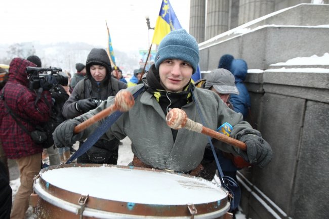 В Киеве на мосту Патона развернули 30-метровый флаг Украины в честь Дня соборности