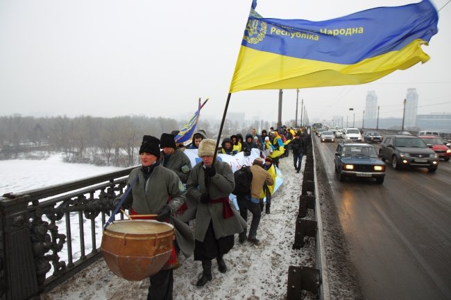 В Киеве на мосту Патона развернули 30-метровый флаг Украины в честь Дня соборности