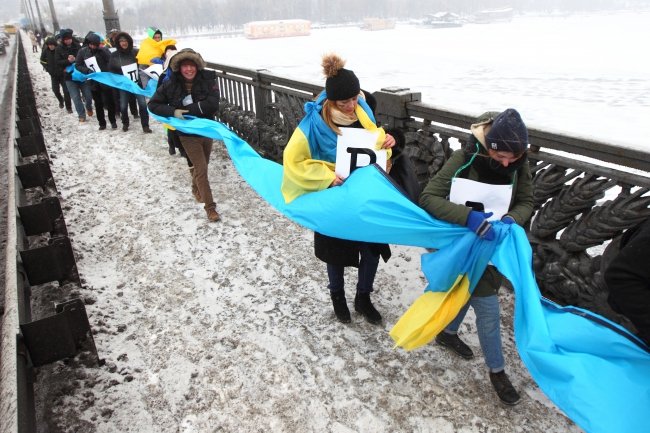 В Киеве на мосту Патона развернули 30-метровый флаг Украины в честь Дня соборности
