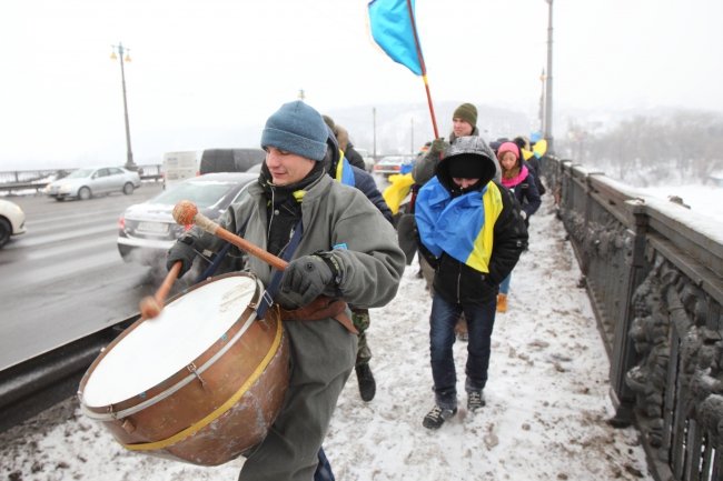 В Киеве на мосту Патона развернули 30-метровый флаг Украины в честь Дня соборности