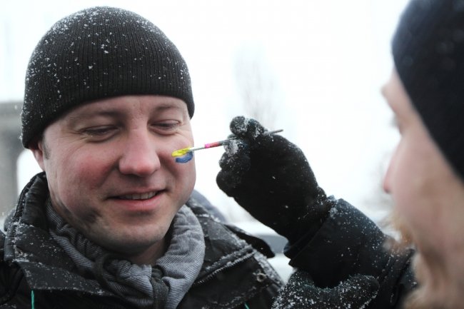 В Киеве на мосту Патона развернули 30-метровый флаг Украины в честь Дня соборности
