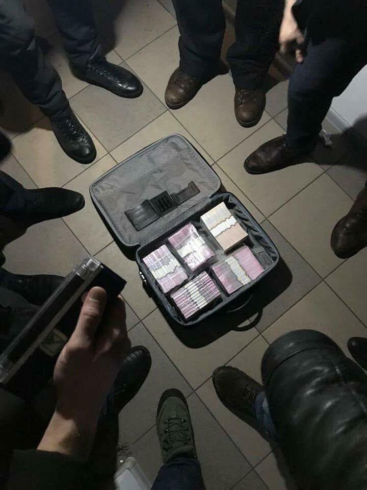 В Киевской обл. чиновников задержали во время получения взятки в сумме 1,3 млн грн в чемодане, - Луценко