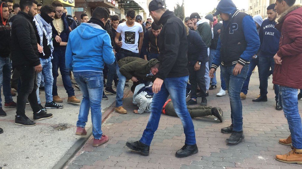 В палестинском городе Аль-Бира силовики применили оглушающие гранаты и слезоточивый газ