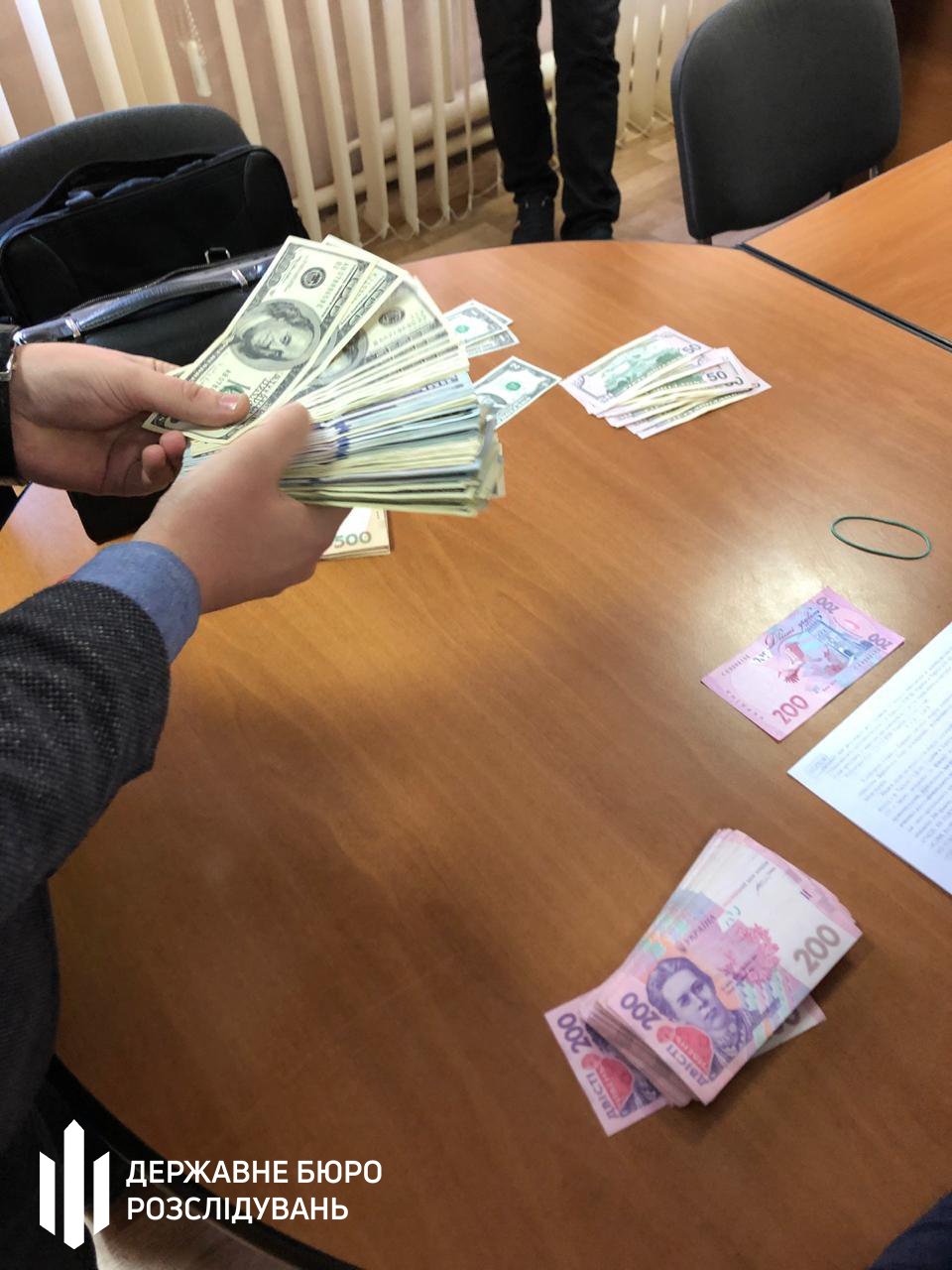 В Полтаве спасатель требовал деньги у предпринимателя, чтобы помочь ему избежать проверки пожарной безопасности