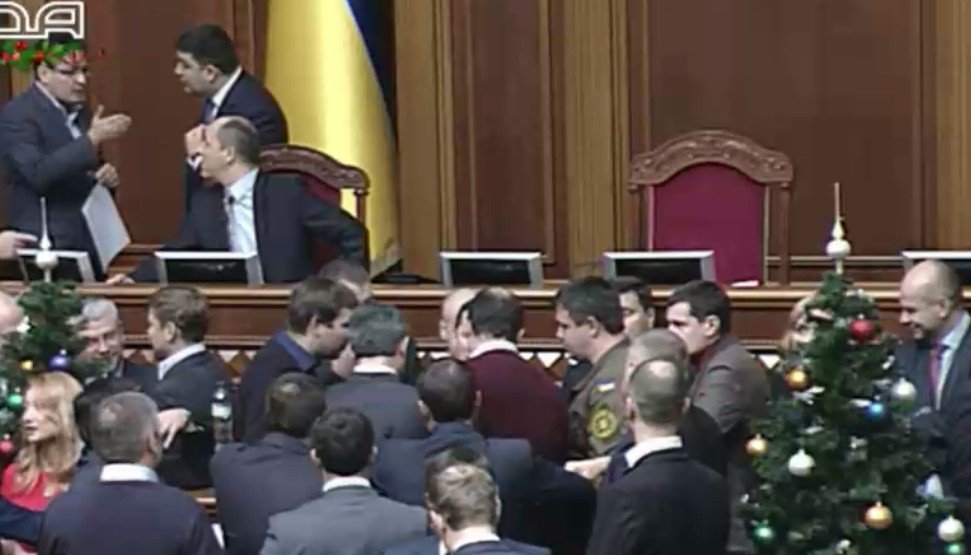 В Раде заблокировали трибуну с требованием назначить выборы в Кривом Роге