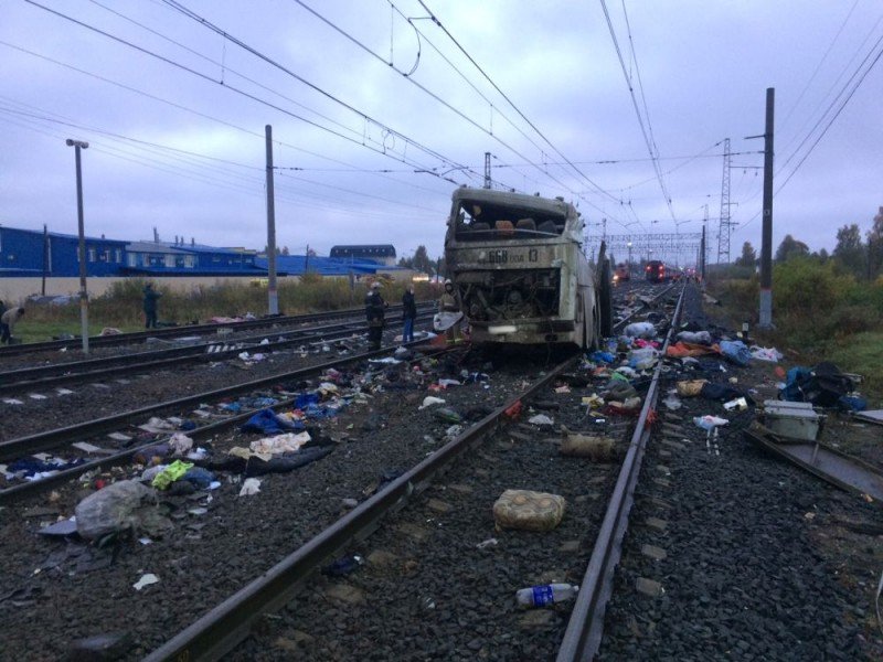 В РФ поезд протаранил застрявший на переезде автобус, по меньшей мере 16 погибших