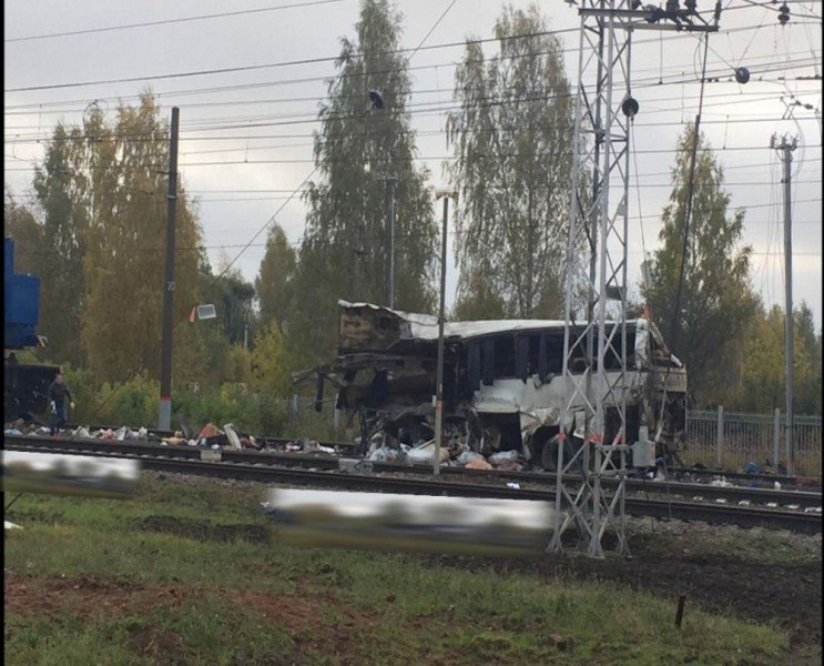 В РФ поезд протаранил застрявший на переезде автобус, по меньшей мере 16 погибших