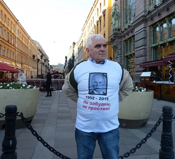 В Санкт-Петербурге на митинге боевик ЛНР порвал украинский флаг