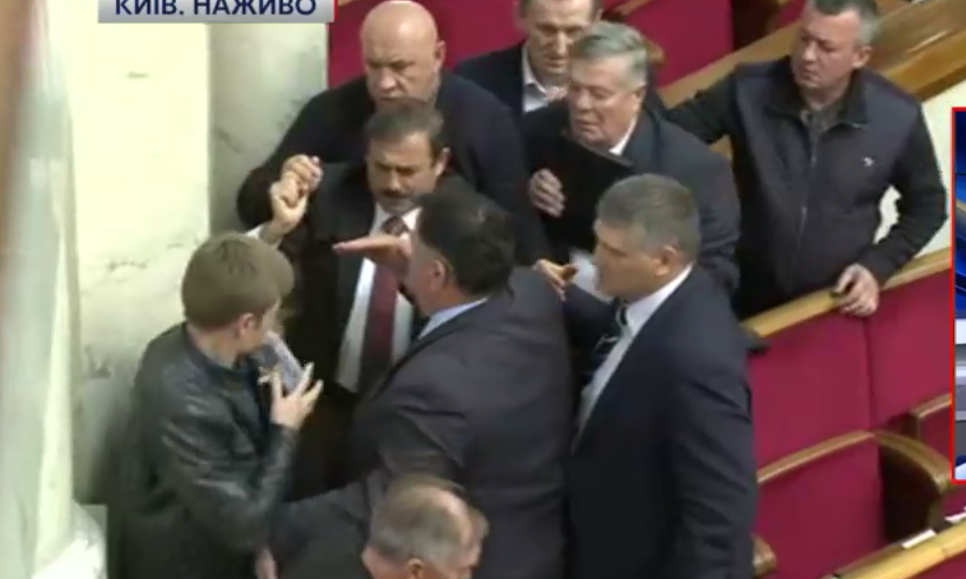 В зале Рады произошла потасовка между Гончаренко и нардепами от Оппоблока