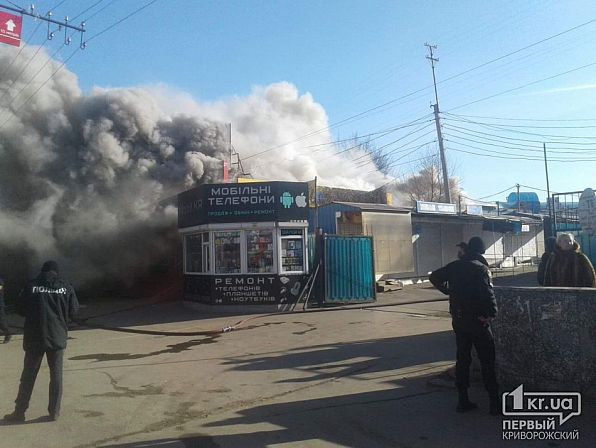 Жуткие кадры: В Кривом Роге горят склады возле рынка
