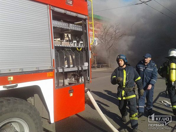 Жуткие кадры: В Кривом Роге горят склады возле рынка