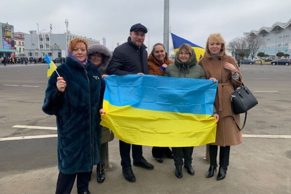 С огромными флагами и гимном: в Одессе празднуют День единения 