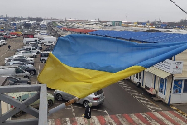 С огромными флагами и гимном: в Одессе празднуют День единения 