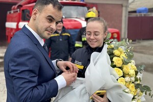 Романтика: в Одесской области спасатель сделал предложение любимой в пожарной части