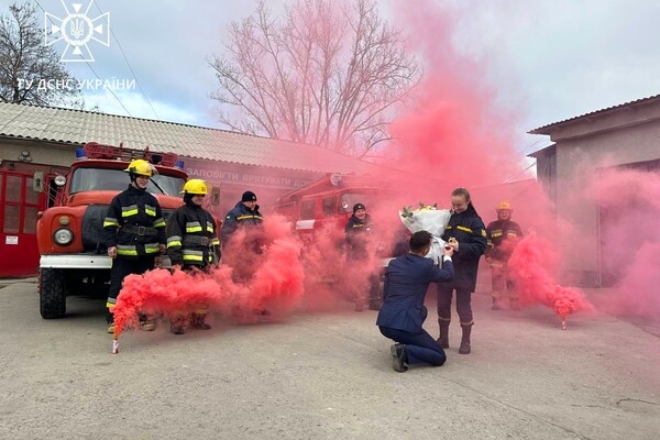 Романтика: в Одесской области спасатель сделал предложение любимой в пожарной части