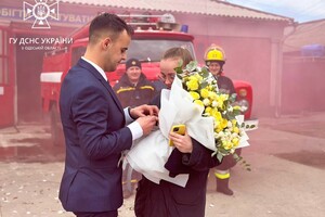 Романтика: в Одесской области спасатель сделал предложение любимой в пожарной части