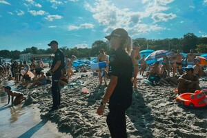 На одном из пляжей Одессы в воде обнаружили предмет похожий на мину