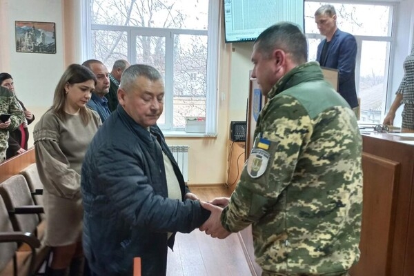 В Одесской области отцу погибшего 21-летнего защитника Украины вручили посмертную награду сына