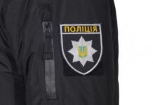 В Одессе мужчина в полицейской форме употреблял алкоголь в трамвае: комментарий правоохранителей
